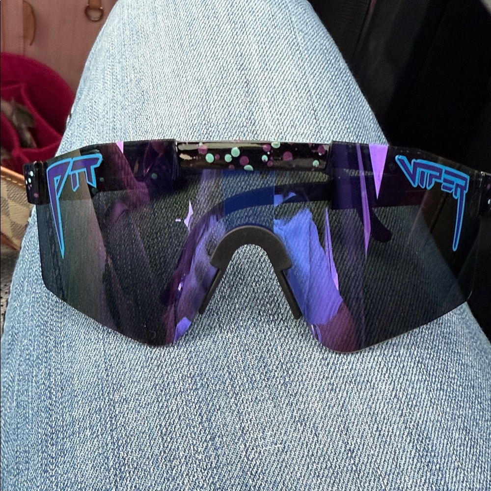 Pit Viper VR Headset with Purple and Blue Accents - Picture 4 of 5